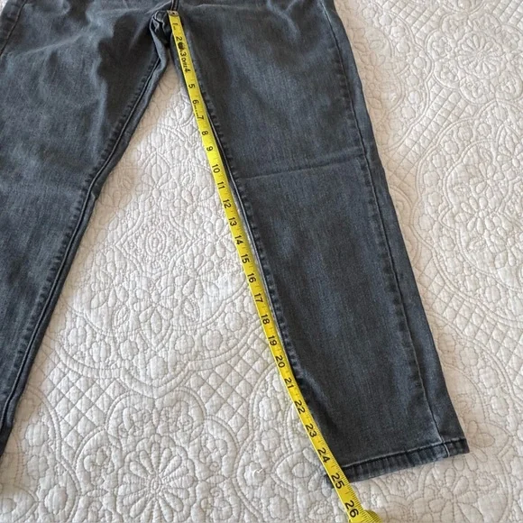 Levi's Women Capri Gray boyfriend Jeans - Picture 6 of 7